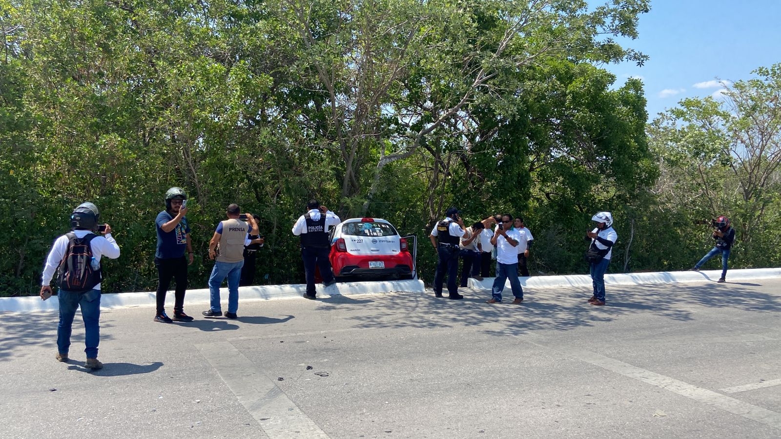Taxi termina en el manglar luego de chocar en Campeche: EN VIVO