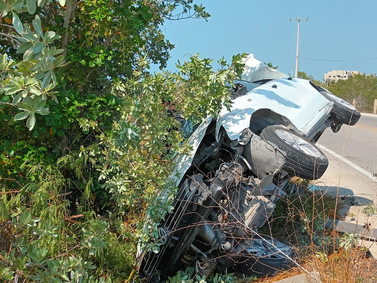 Conductor resulta herido tras volcar en la carretera Chabihau-San Crisanto