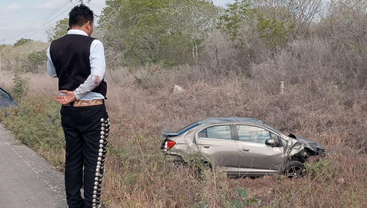 Mariachi se duerme al volante y vuelca su auto en la vía Motul-Mérida