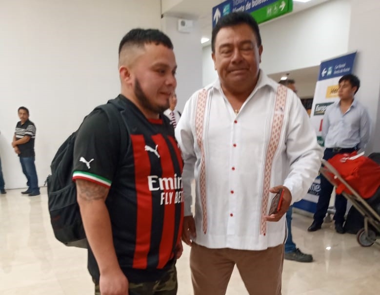Aeropuerto de Mérida: Migrante regresa después de 17 años para trabajar su parcela