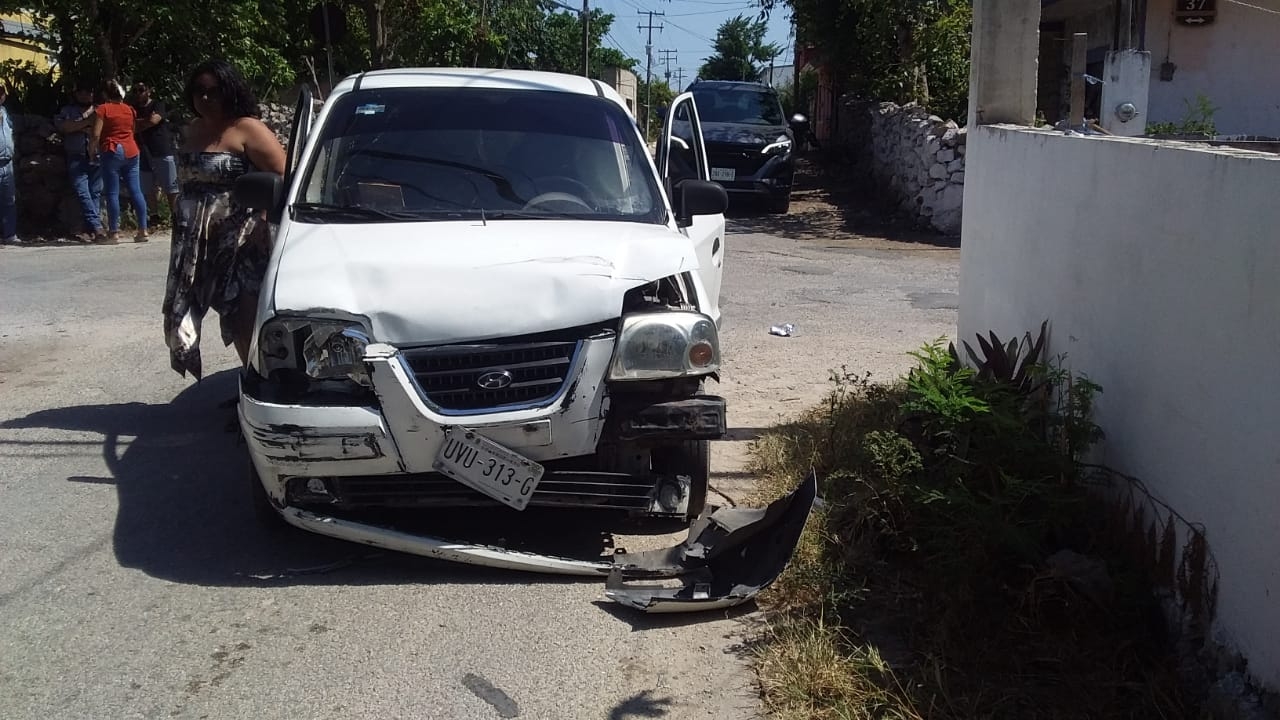 Conductora distraída causa choque contra otro auto en Izamal