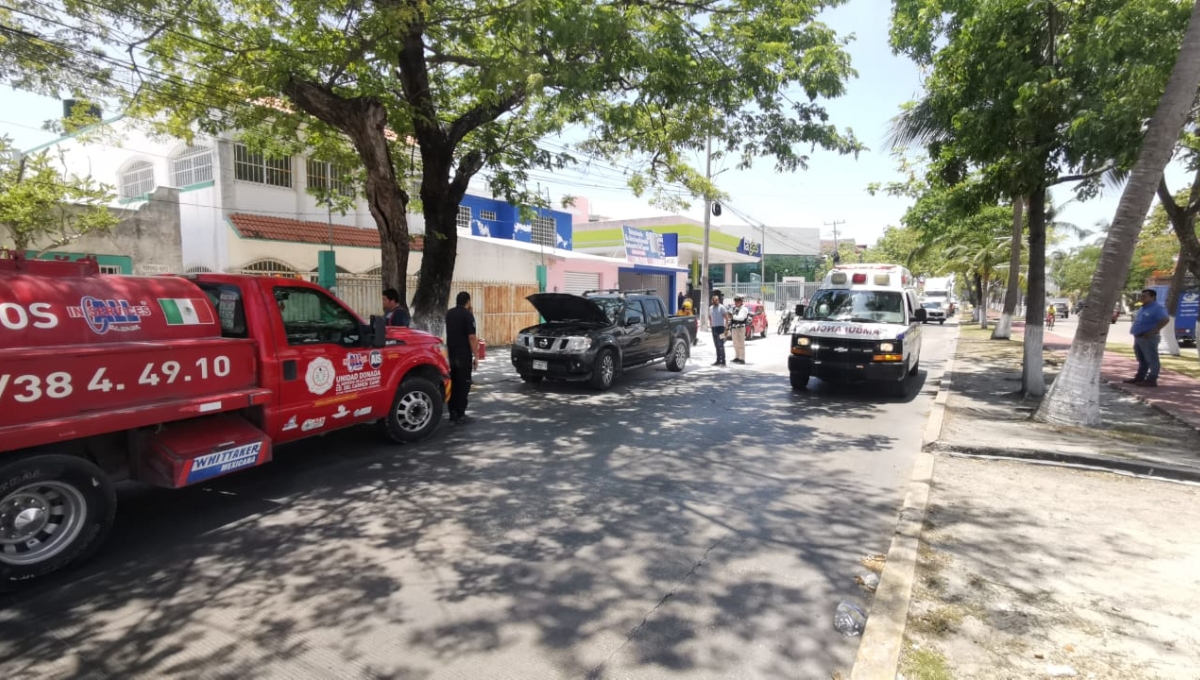 Cortocircuito provoca conato de incendio en una camioneta en Ciudad del Carmen