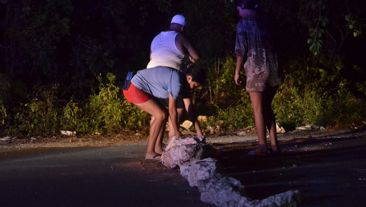 Vecinos bloquean avenida en la Región 251 en Cancún por falta de agua