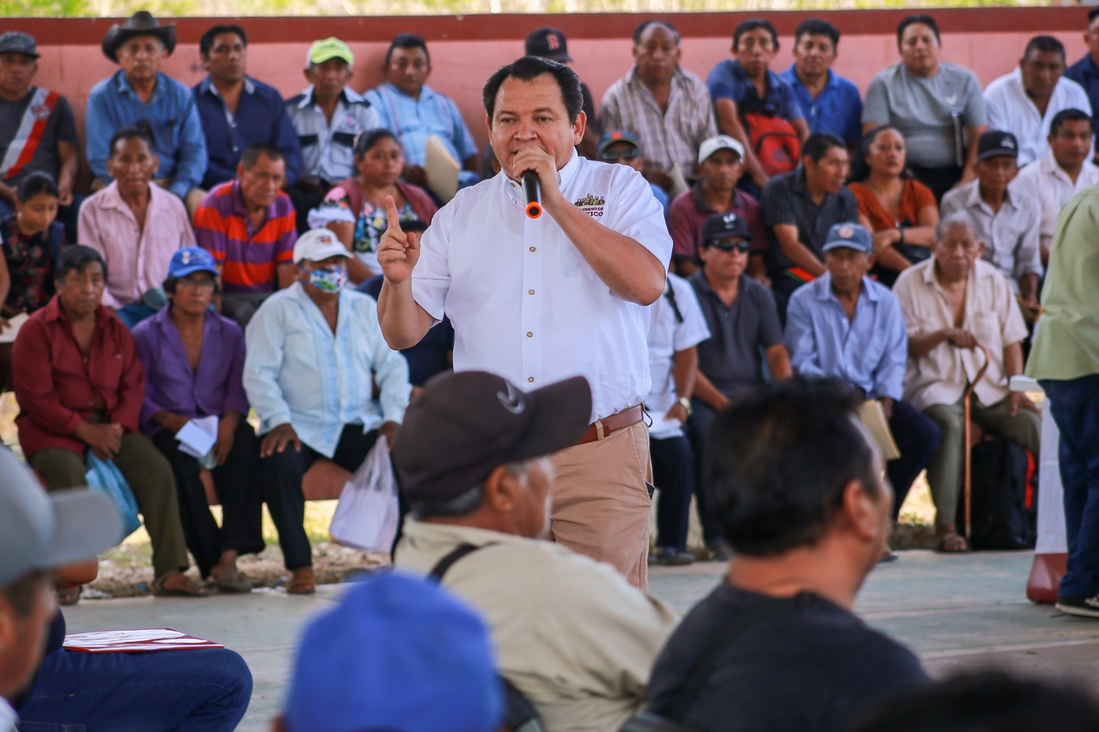 Joaquín Díaz Mena entrega tarjetas del Bienestar a productores del Oriente de Yucatán