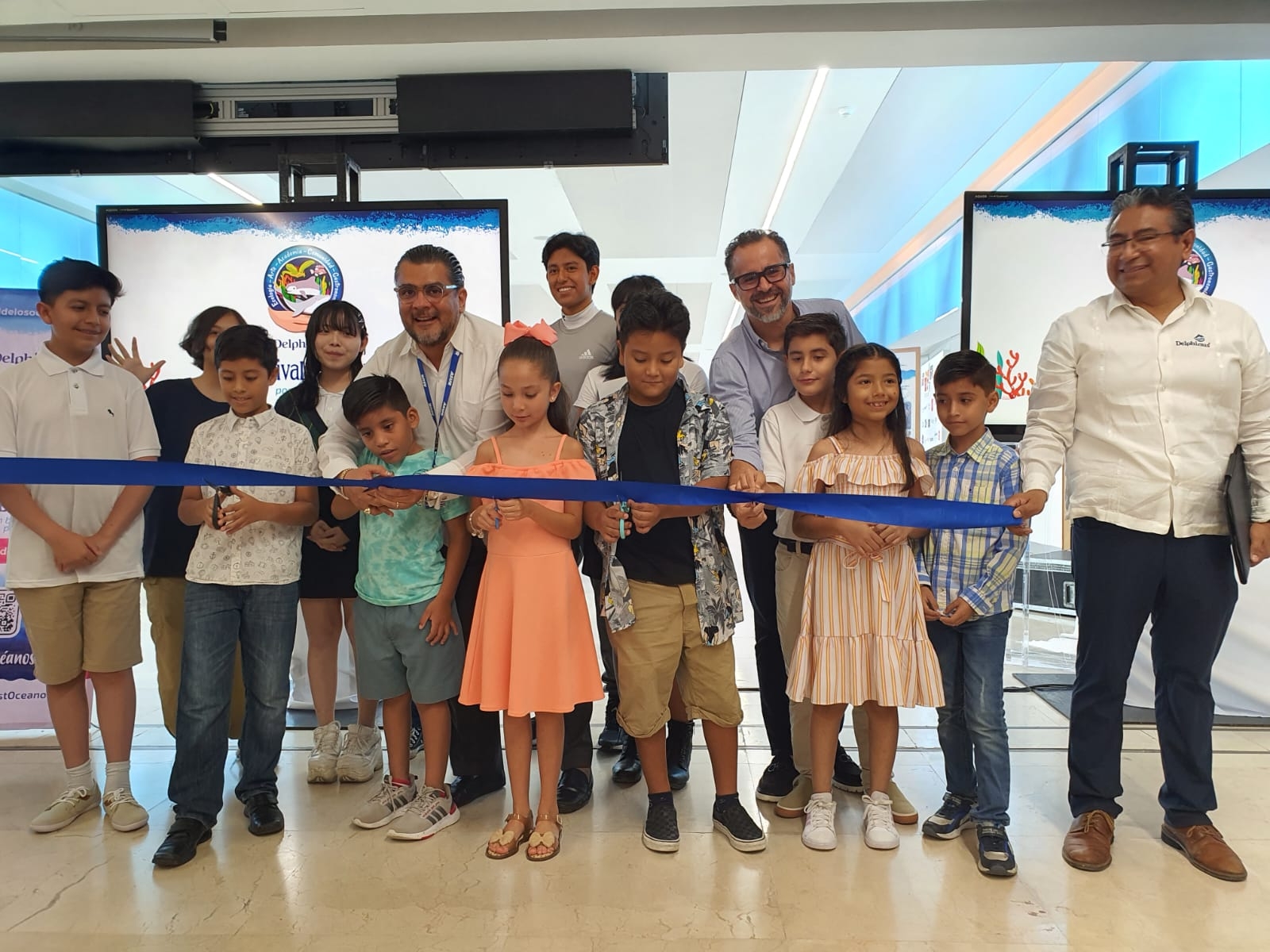 Aeropuerto de Cancún se convierte en galería de arte; exponen dibujos infantiles: EN VIVO