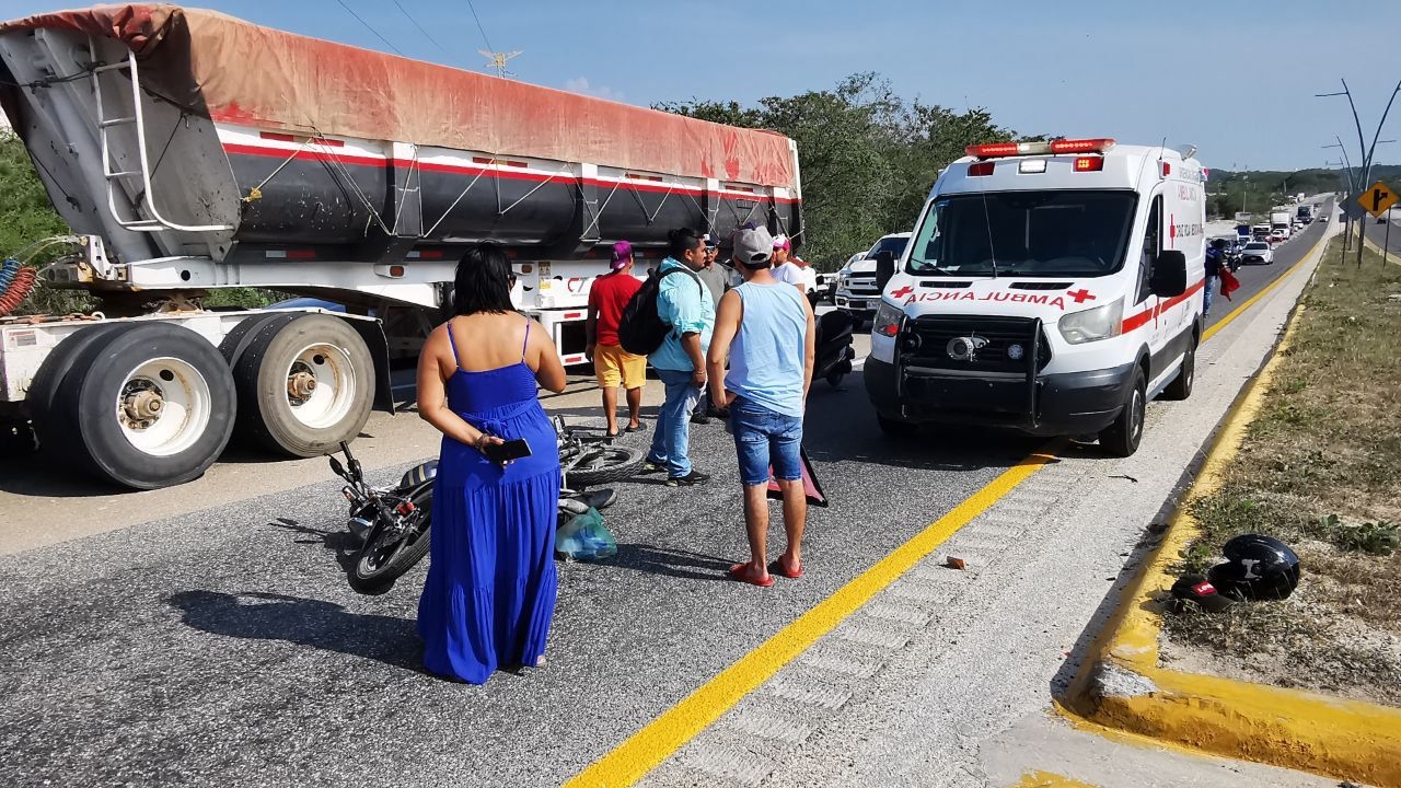 Pareja que viajaba en moto sufre accidente en Campeche