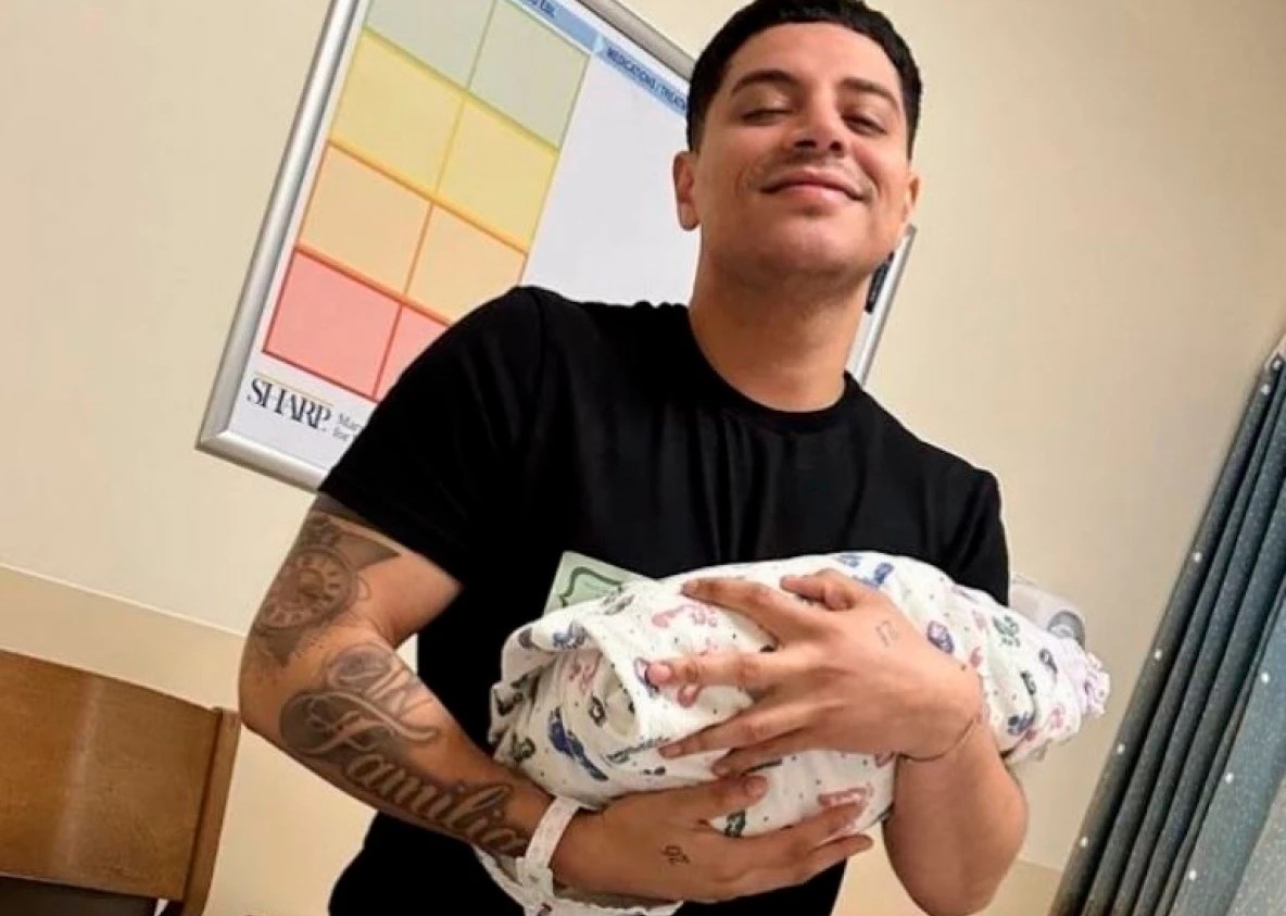 Eduin Caz derrocha su fortuna comprando carriola de 100 mil pesos para su bebé