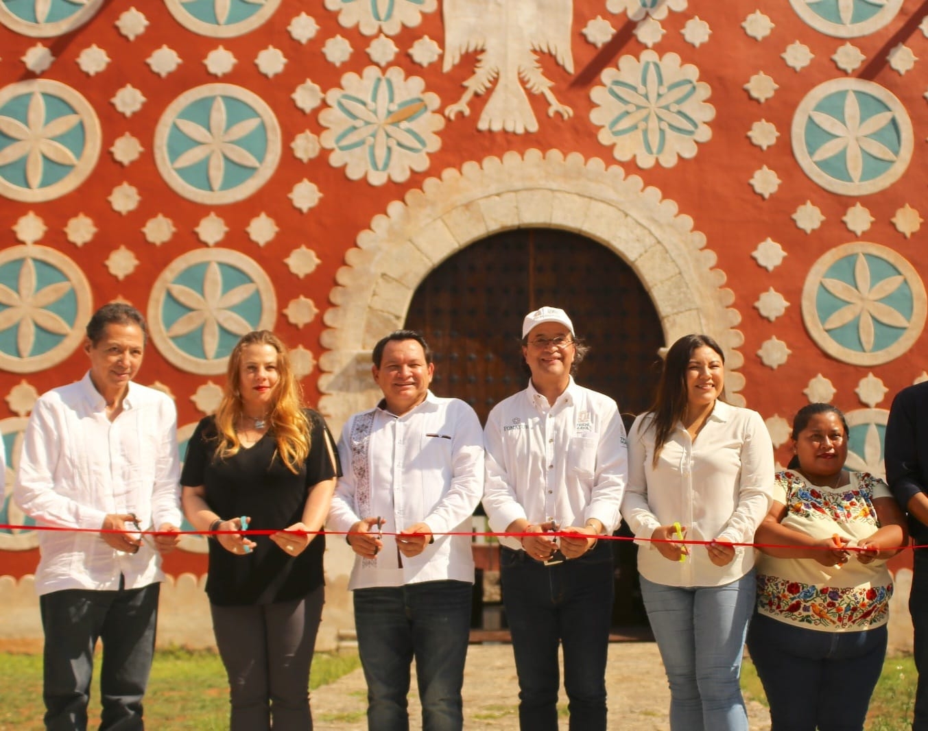Joaquín Díaz Mena destaca restauración de la iglesia de Uayma entre beneficios del Tren Maya