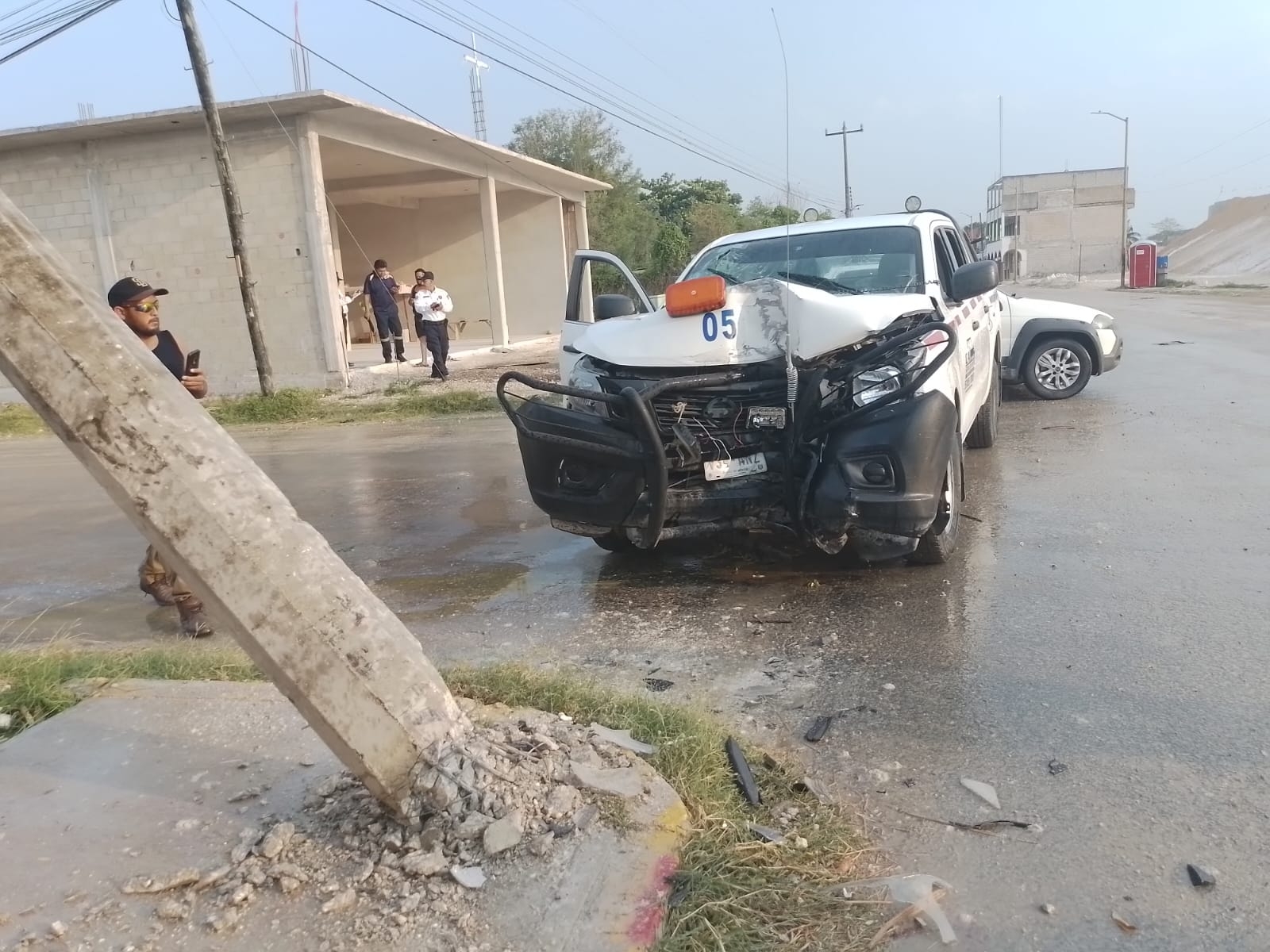 Camioneta se impacta contra poste de la CFE en Escárcega