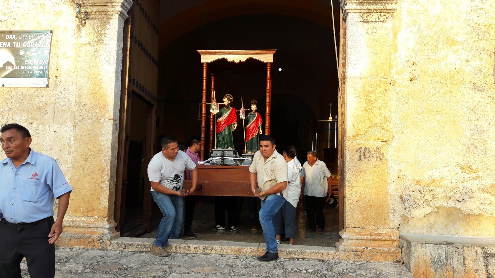 Feligreses peregrinaron con las imágenes de San Bernabé y San Bernardino de Siena en Teya