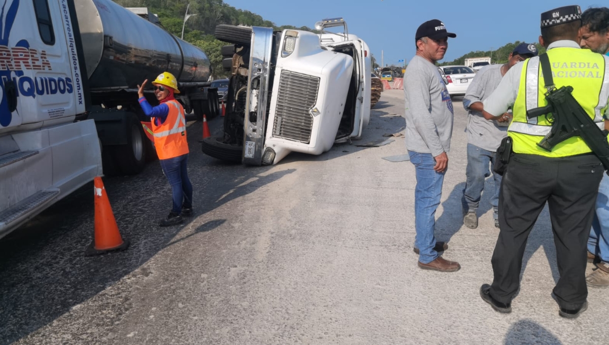 Tráiler cargado de dos toneladas de cartón vuelca en la carretera Campeche-Mérida
