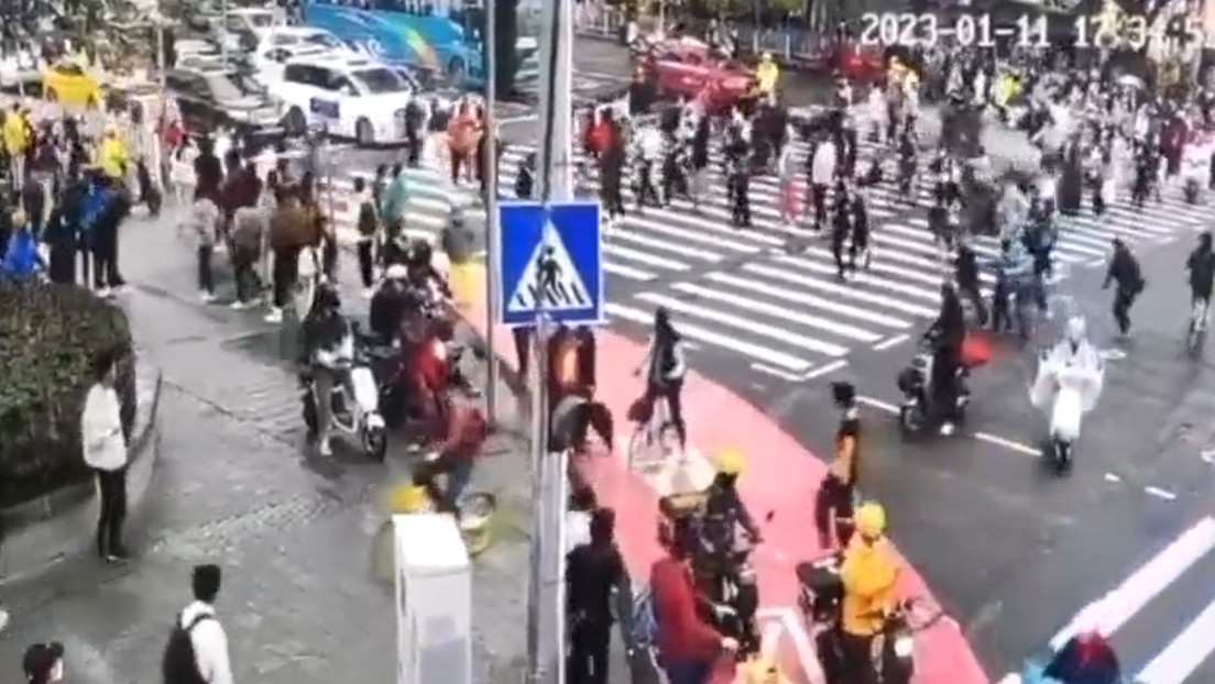 Conductor embiste a una multitud en China y deja 2 muertos y siete heridos