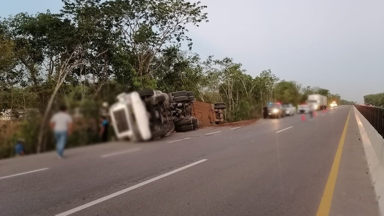 Aparatoso accidente causa cierre parcial en Yucatán