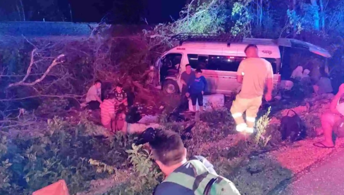 Camioneta vuelca en la carretera Mérida-Cancún dejando a 15 trabajadores lesionados