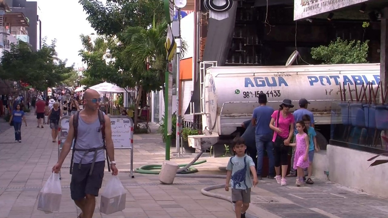 Persiste el desabasto de agua en la Quinta Avenida en Playa del Carmen: Canirac