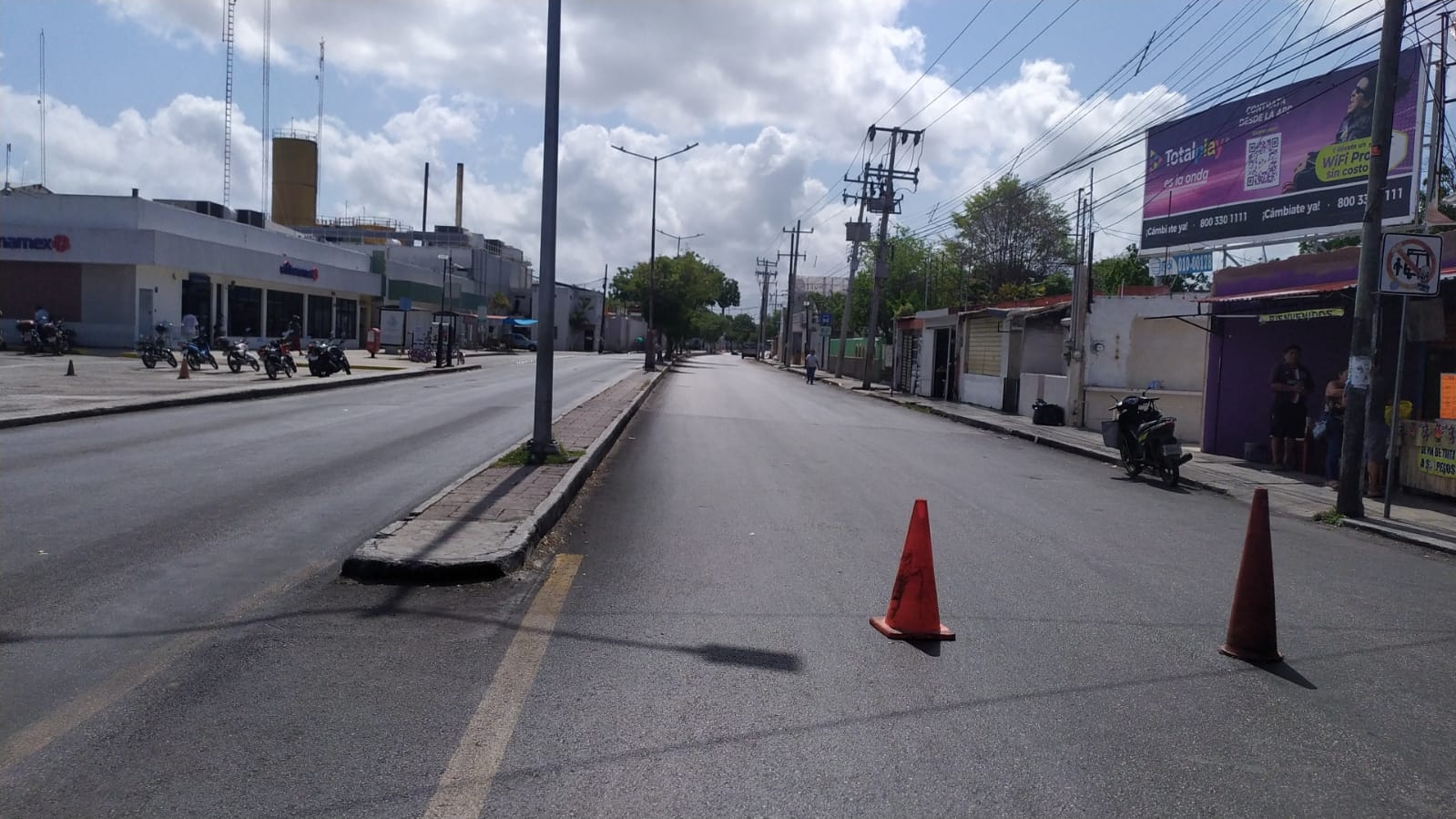 Bloqueo de vecinos en la avenida Quetzalcóatl de Mérida causa caos vial: EN VIVO
