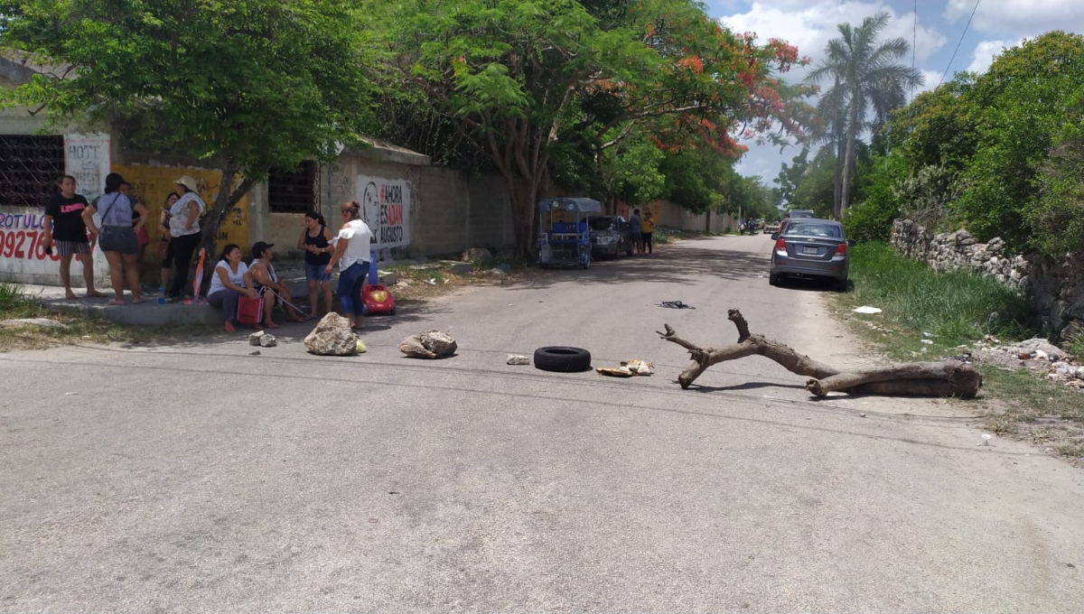 Vecinos de colonias de Kanasín protestan ante falta de energía eléctrica: EN VIVO