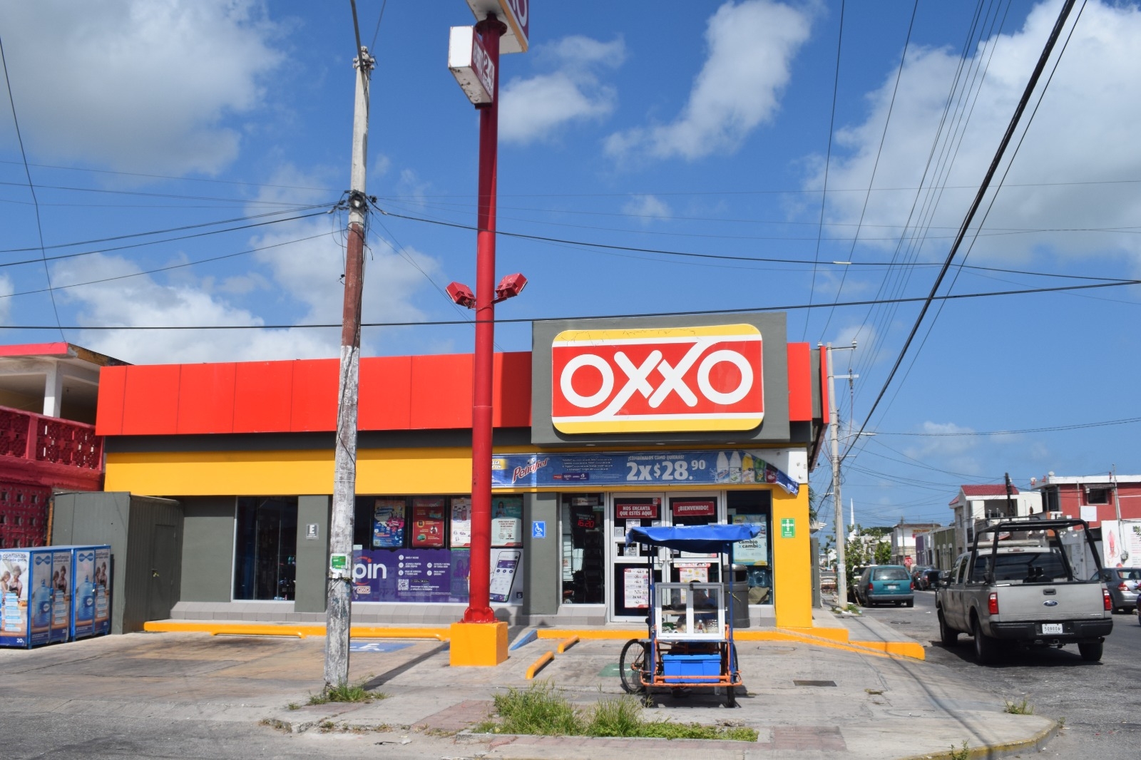 Asaltan a mano armada a empleados de un Oxxo en Progreso