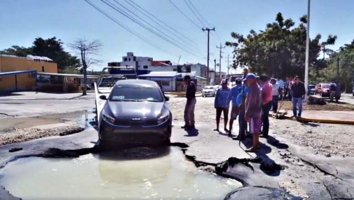 ¡Sustazo! Enorme socavón casi traga a un auto y su conductor en Campeche