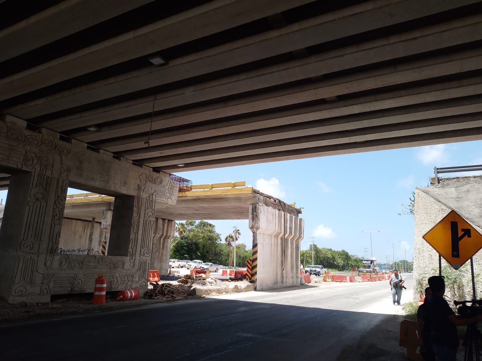 Continúan los trabajos de demolición del viejo puente del aeropuerto de Cancún: EN VIVO