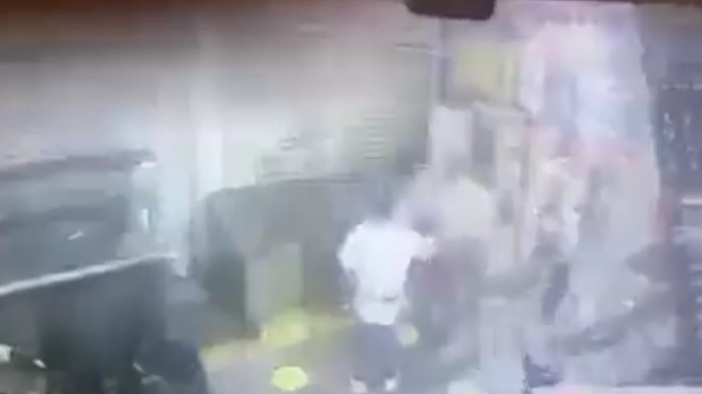 Hombre agrede brutalmente a una mujer en un mercado de Puebla