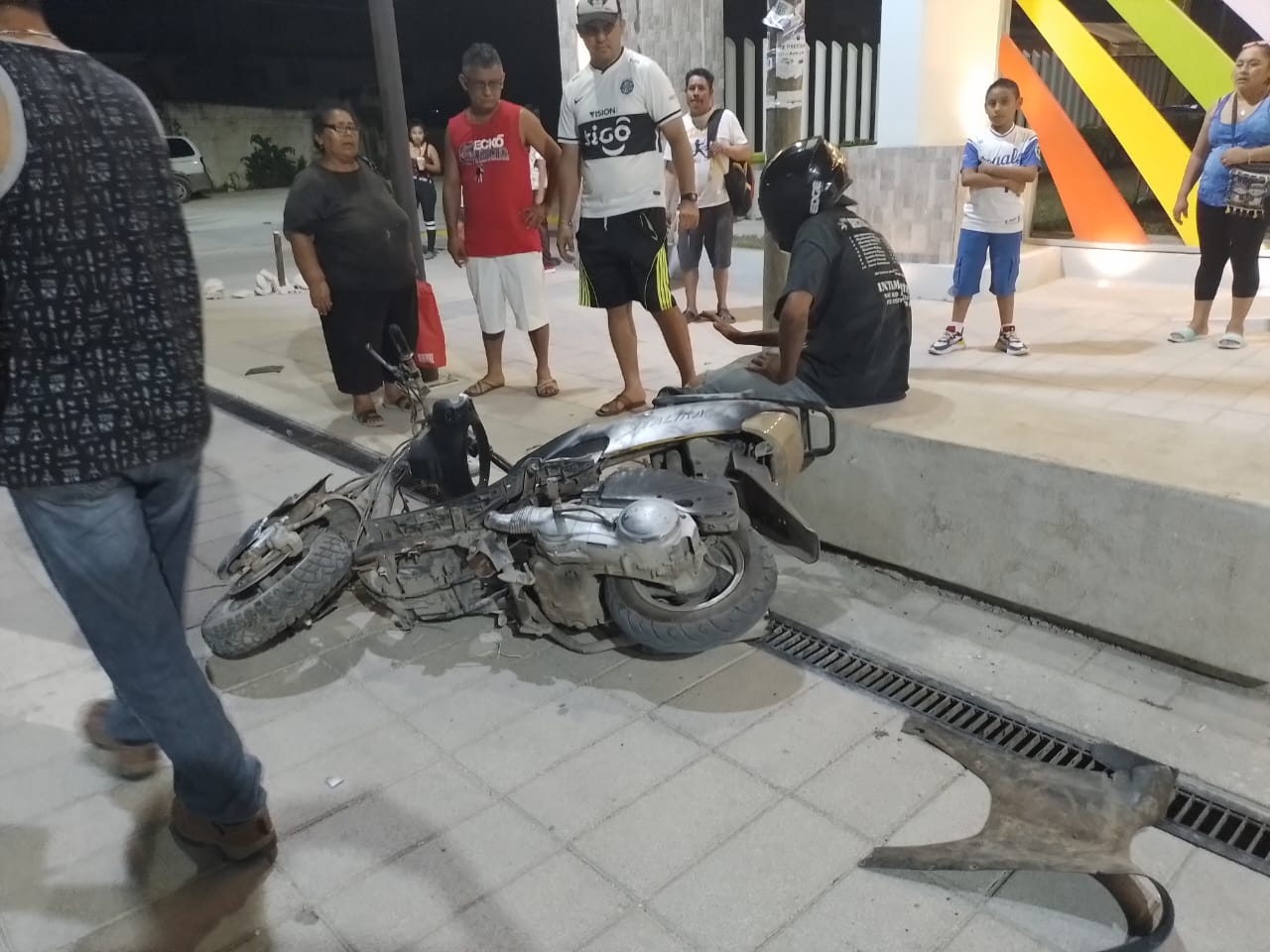 Motociclista ebrio se impacta contra banca de metal en Escárcega