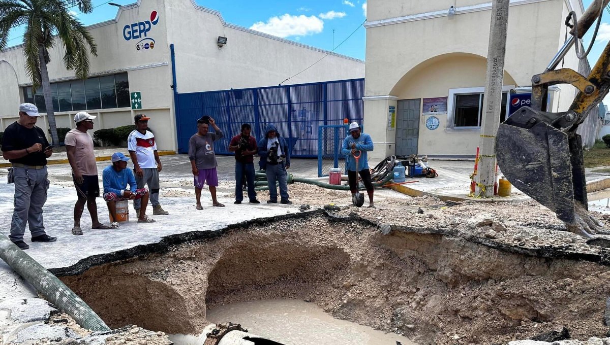 Tras 26 horas sin agua por un socavón en la López Portillo, reanudan servicio en Campeche