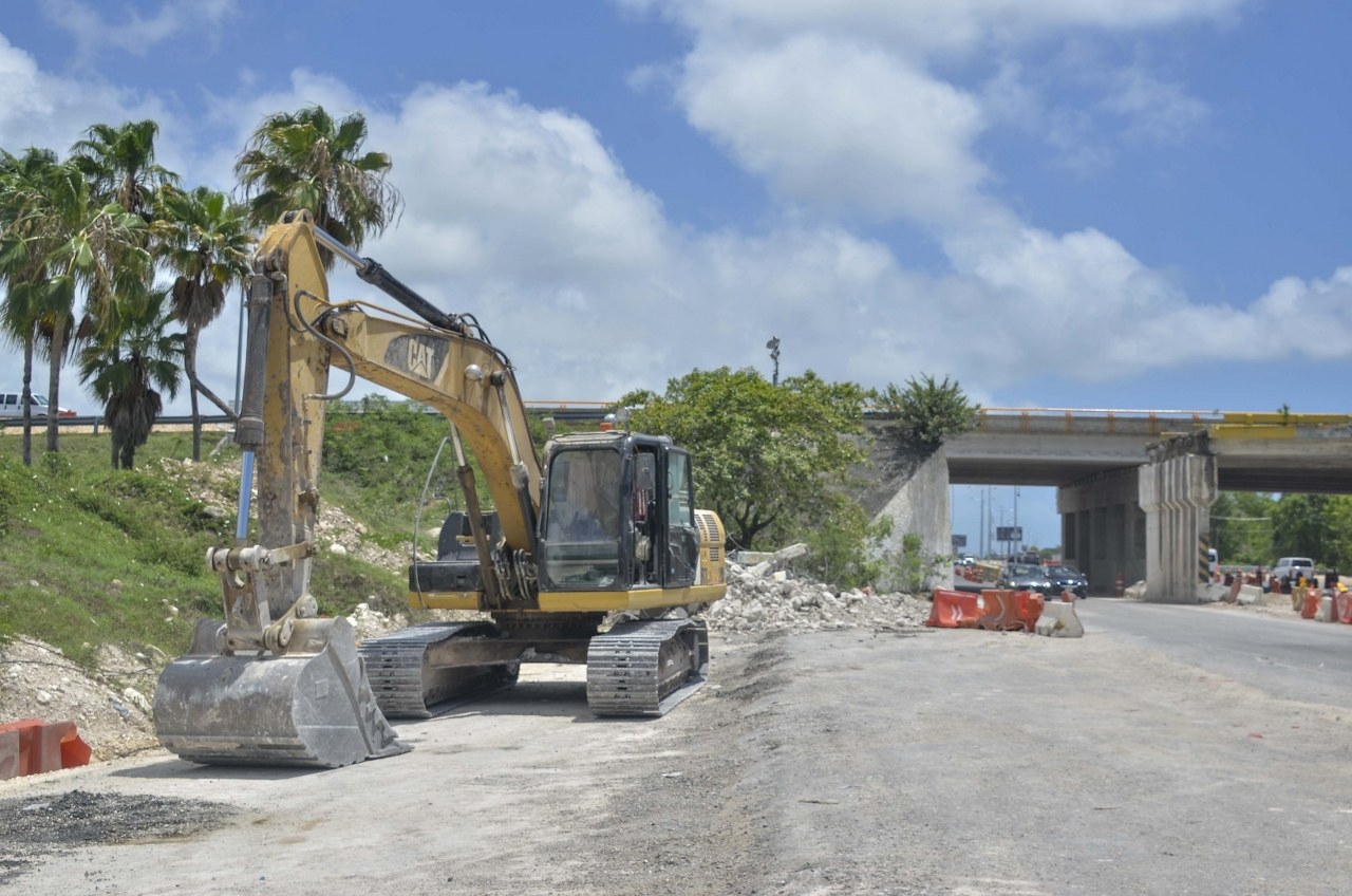 Demolición del 'Puente del Aluxe' en Cancún, con avance de un 65%