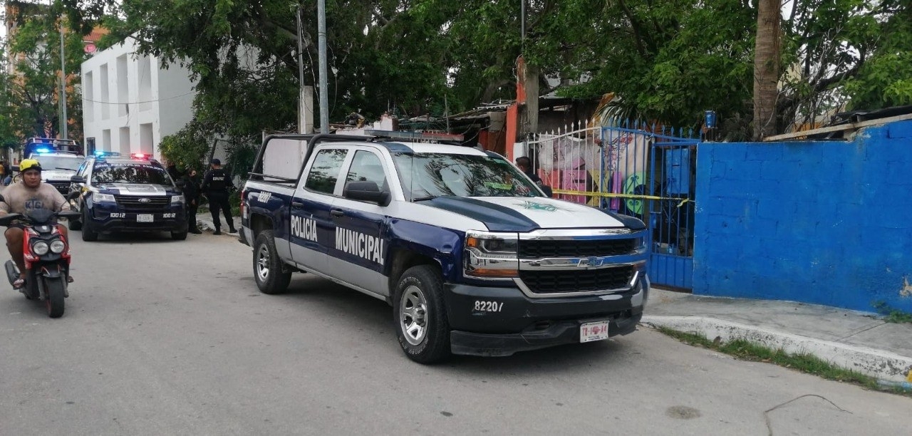 Arrestan a hombre por golpear a su esposa y a un oficial en Cancún