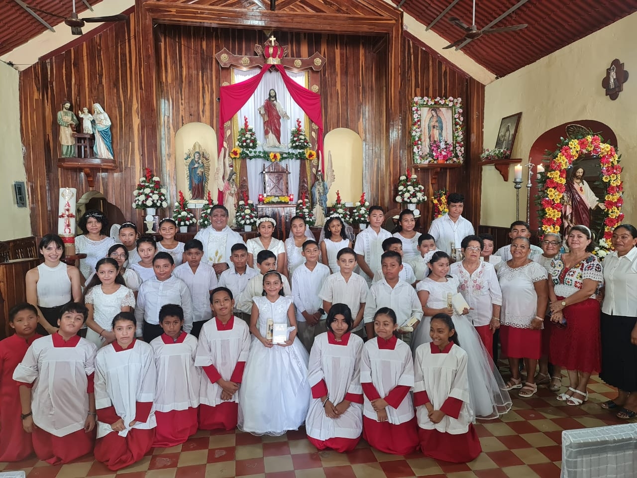 Celebran primeras comuniones en la iglesia de Sabancuy, Campeche