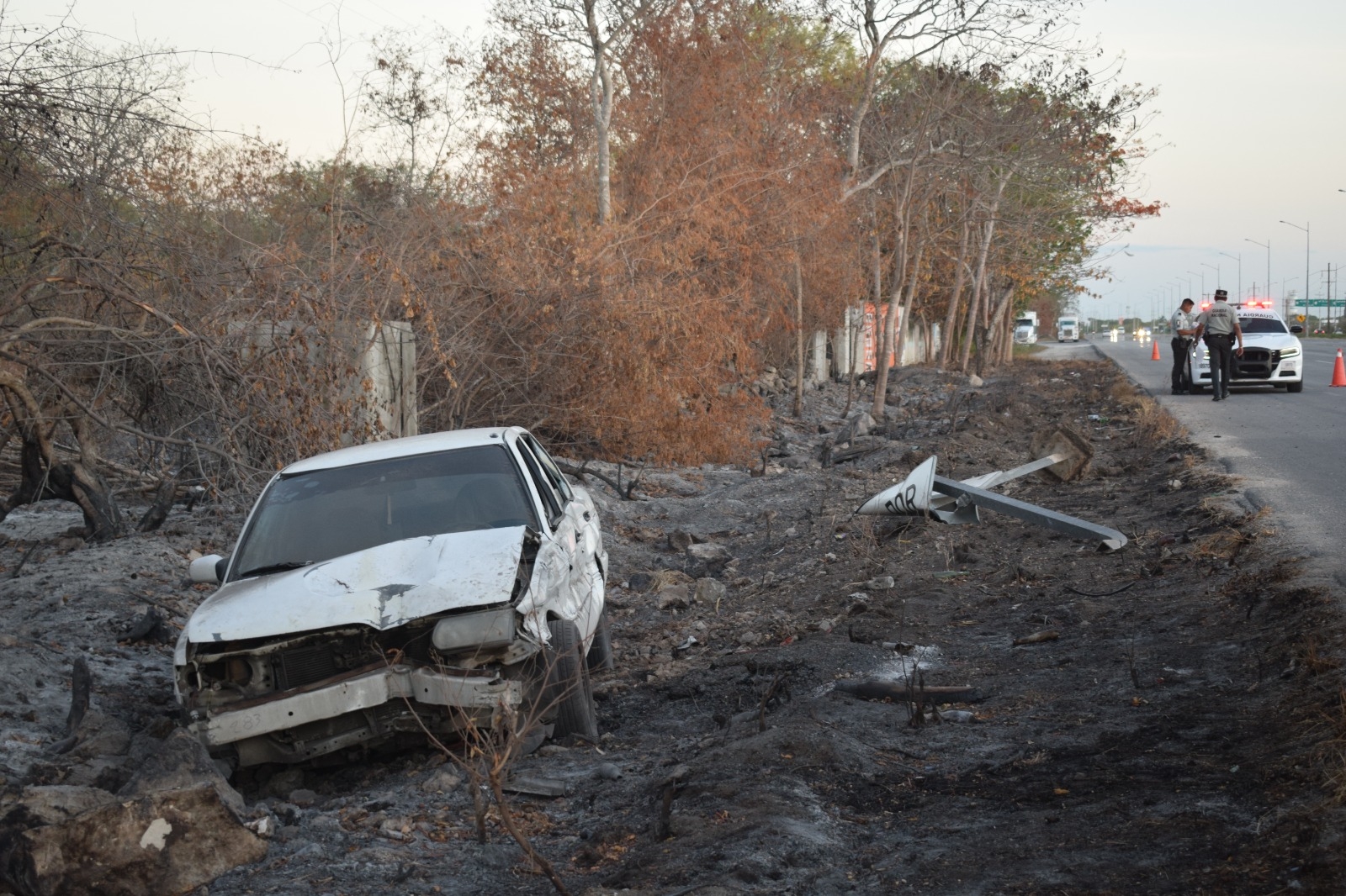 Abuelito pierde el control de su auto y causa destrozos en la carretera Mérida-Progreso