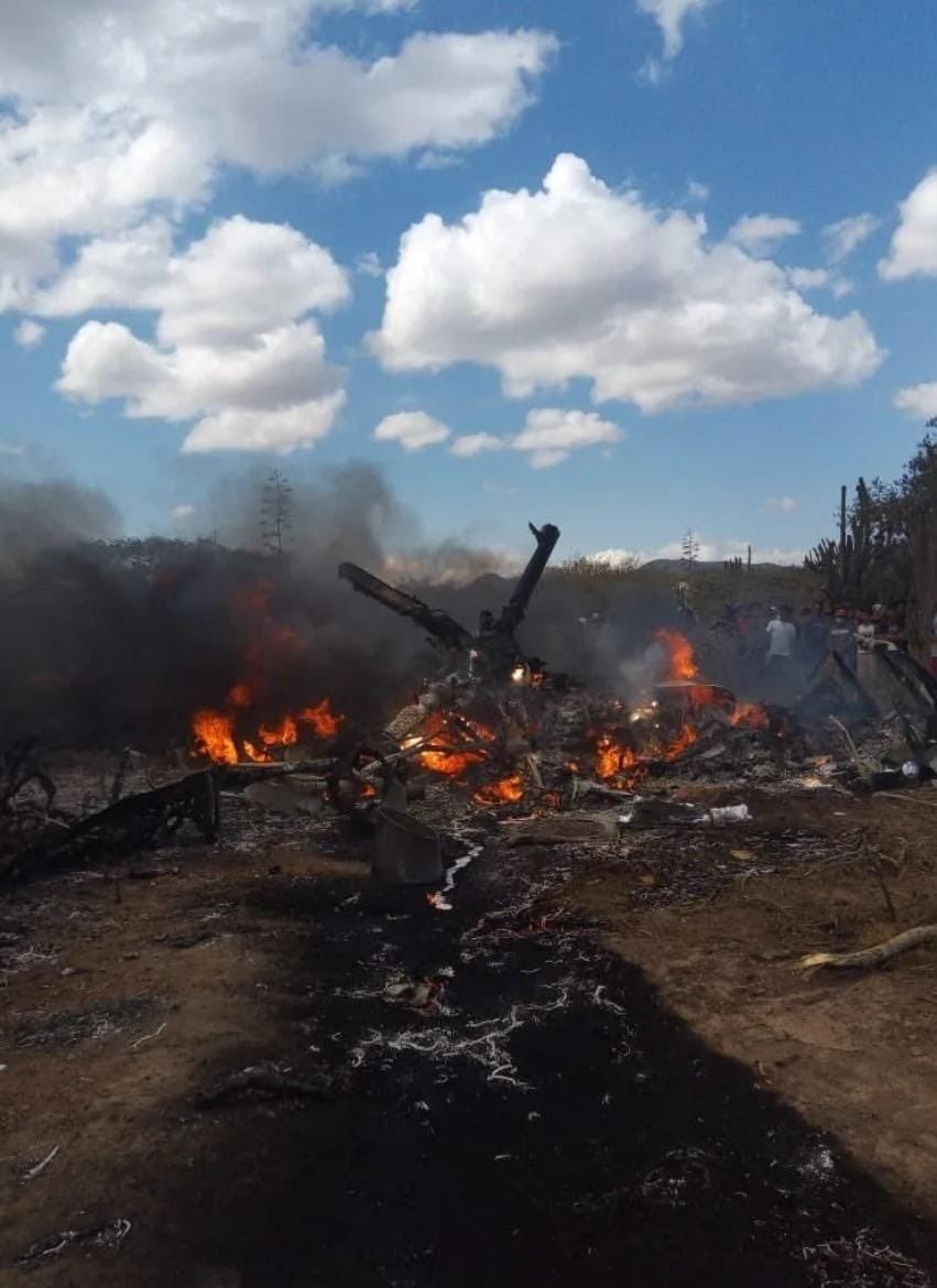 El accidente de aéreo ocurrió pasadas las 15:00 horas, al parecer la aeronave de ala rotativa perdió el control y cayó en una de las zonas montañosas de la zona militar.