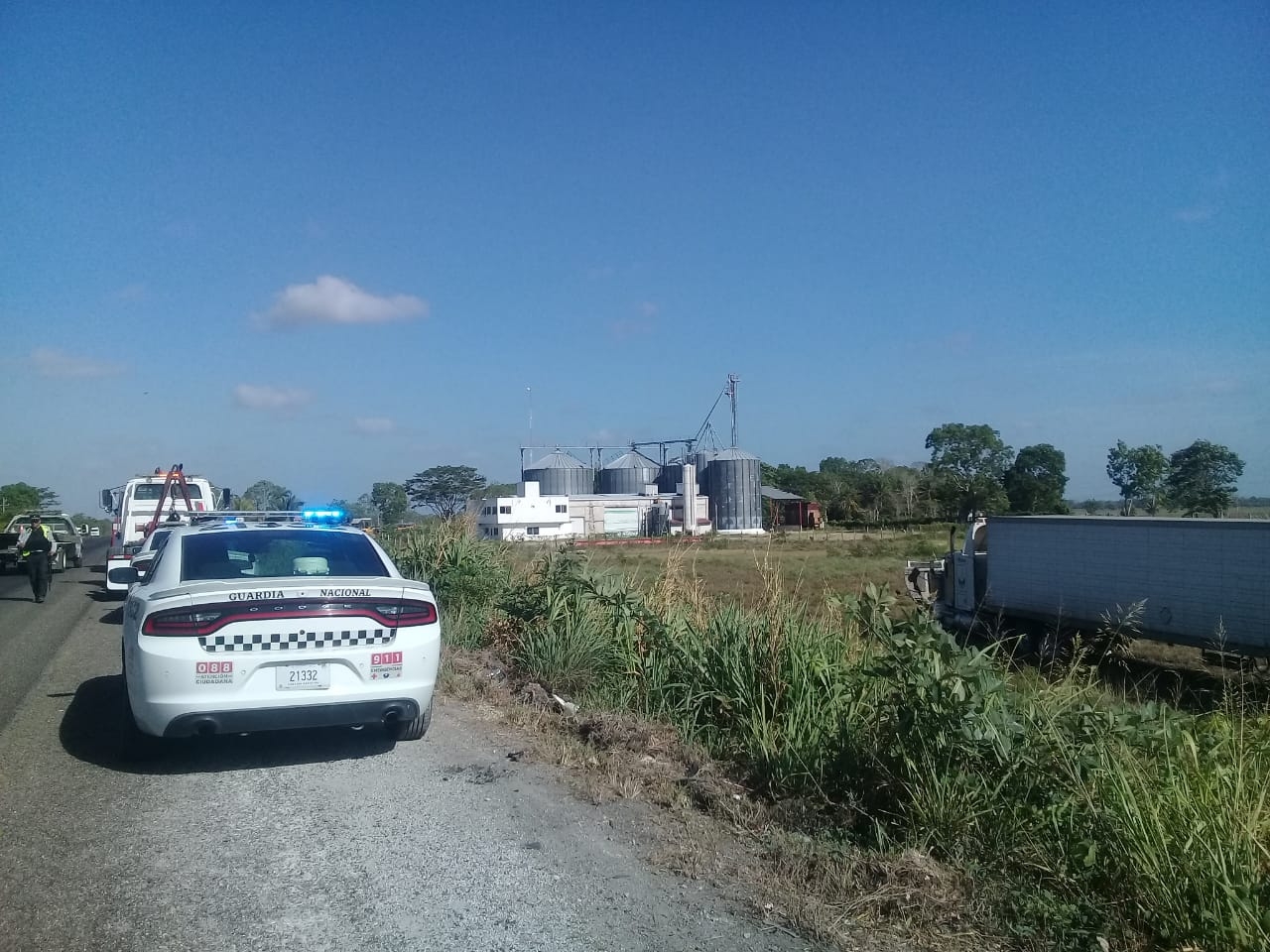 Trailero pierde el control y termina fuera de la carretera Escárcega-Villahermosa