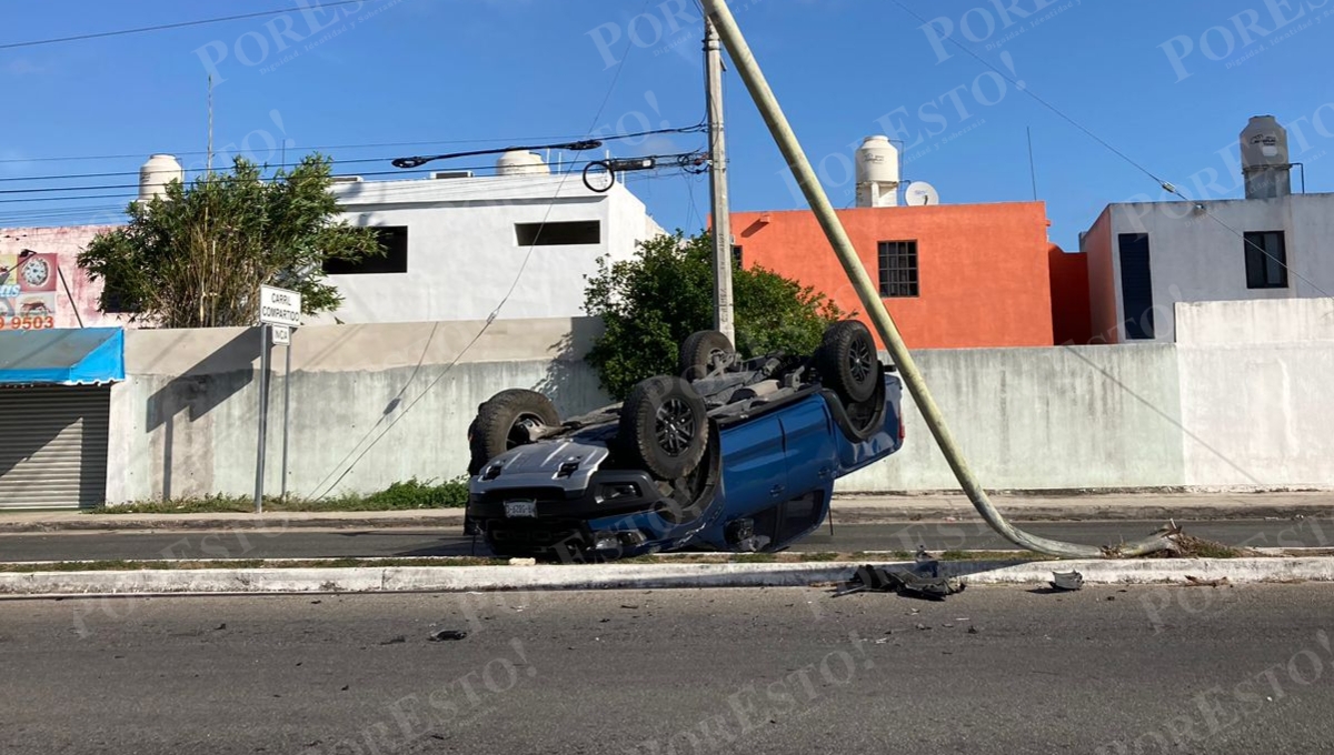 Mérida: Mujer protagoniza volcadura en la avenida Yucatán y se va... ¡A un hospital!