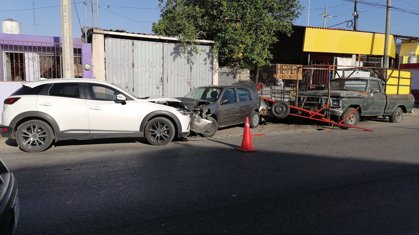 Conductor causa carambola contra dos autos estacionados al Sur de Mérida