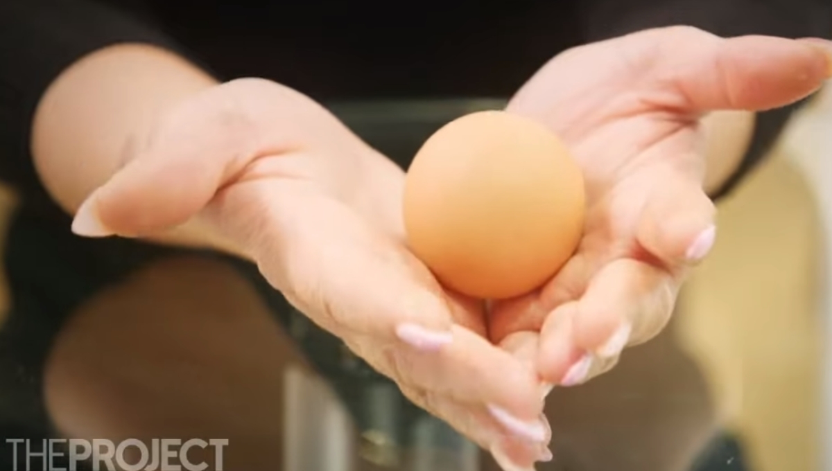 Mujer encuentra huevo perfectamente redondo y podría valer miles de pesos: VIDEO