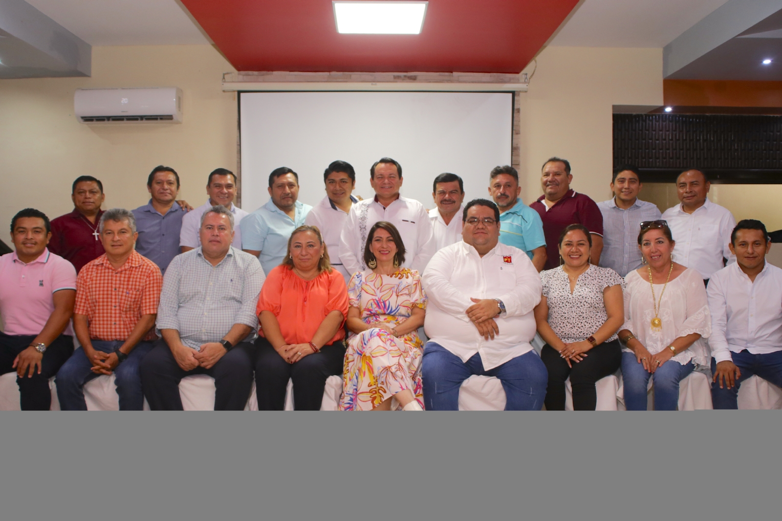 En la reunión con Joaquín Díaz Mena estuvo presente Alpha Tavera, presidenta de Morena, Yucatán