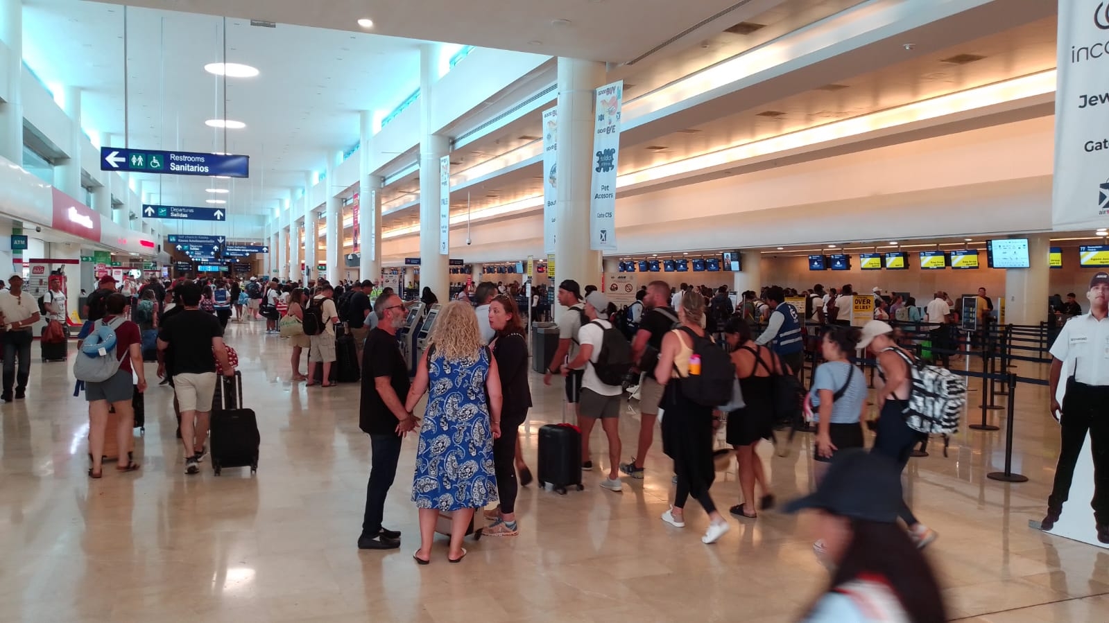 Aeropuerto de Cancún supera los 600 vuelos durante el Día del Padre: EN VIVO