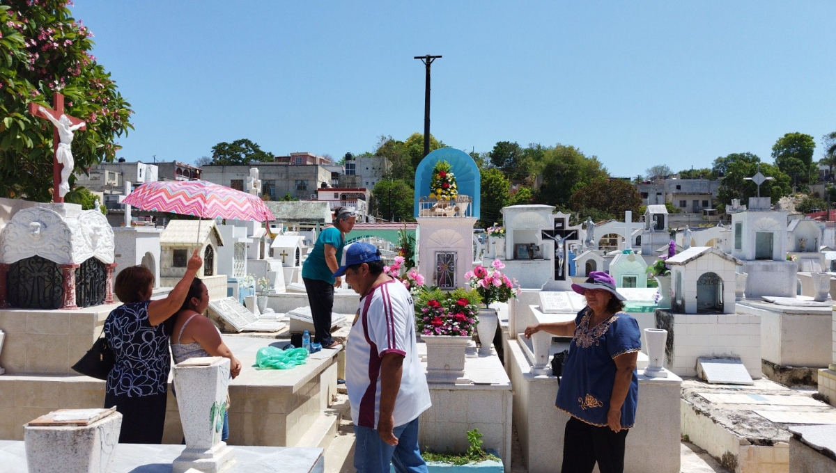 Habitantes de Campeche acuden a cementerios para recordar a los padres fallecidos