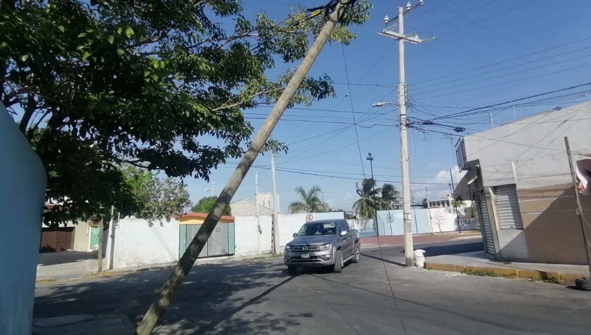 Camión destruye postes de luz en Progreso y se da a la fuga; vecinos temen a que caiga