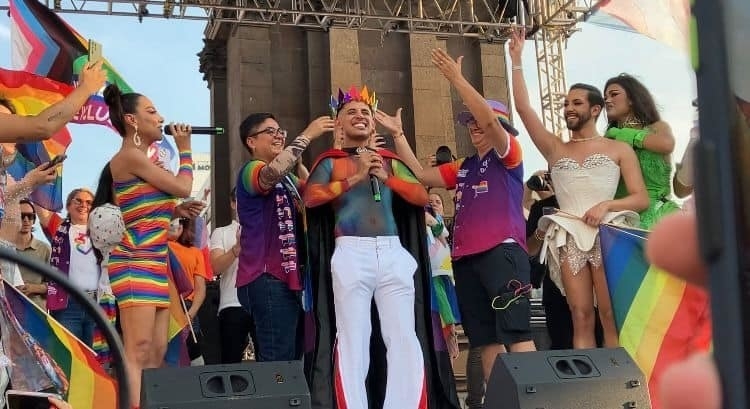 Coronan a Johnny Caz como Príncipe de la Marcha de la Diversidad en Monterrey