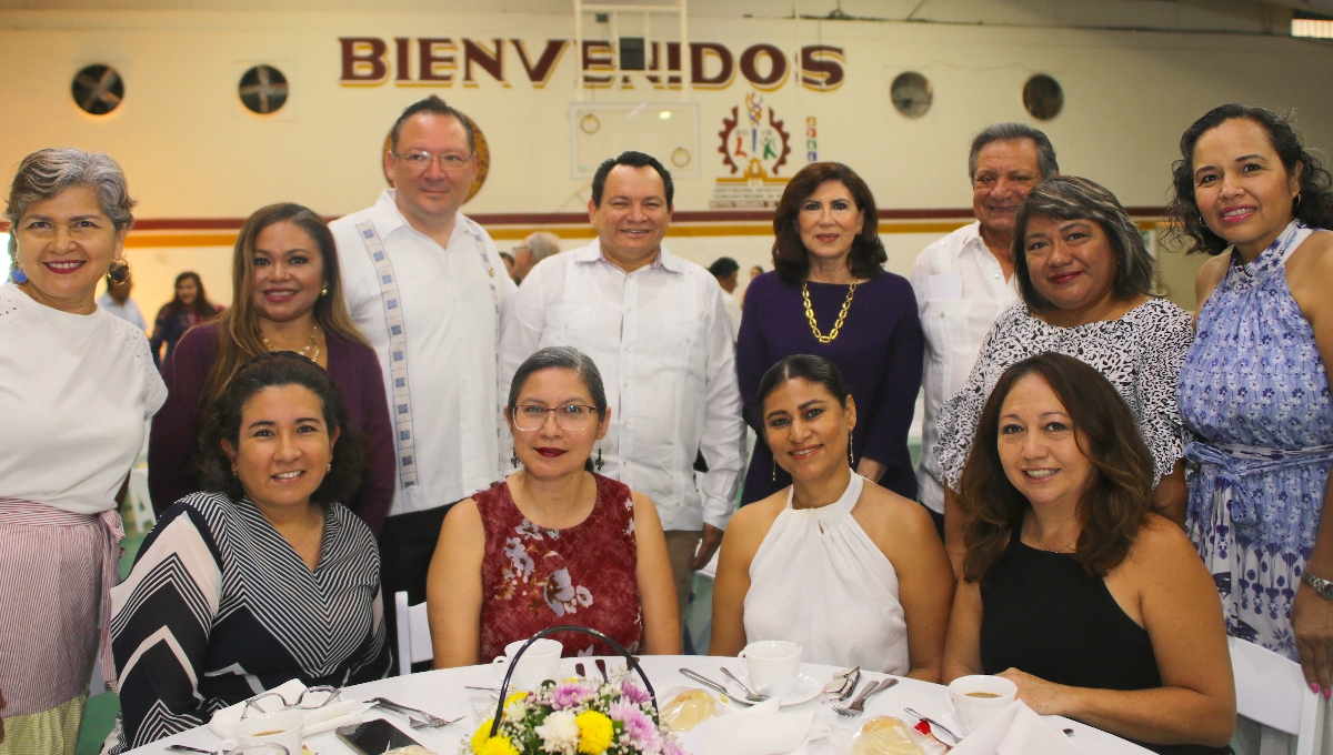 Joaquín Díaz Mena respalda a universitarios en reunión de exalumnos del Tecnológico de Mérida