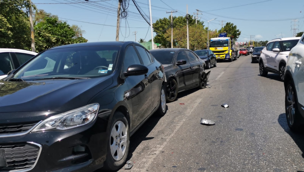 Aparatosa carambola de cuatro autos en Ciudad del Carmen provoca caos vial