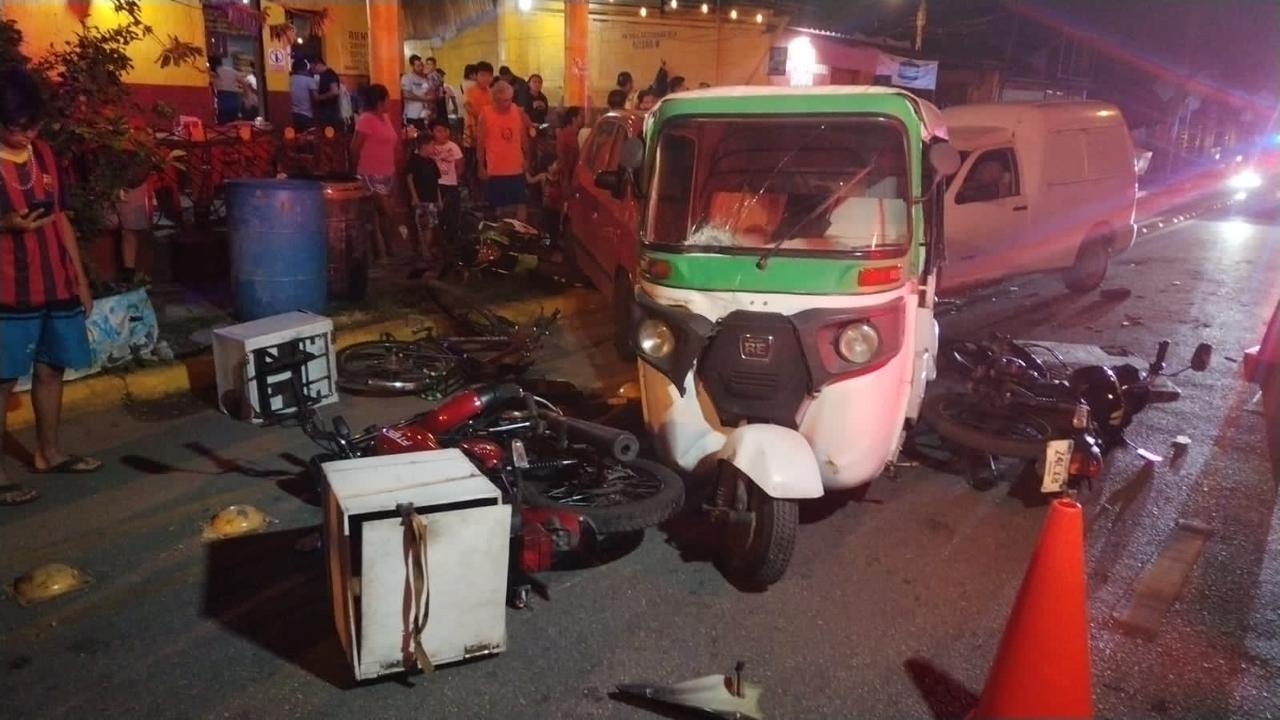 Ebrio dormita y choca contra seis vehículos estacionados al Poniente de Mérida