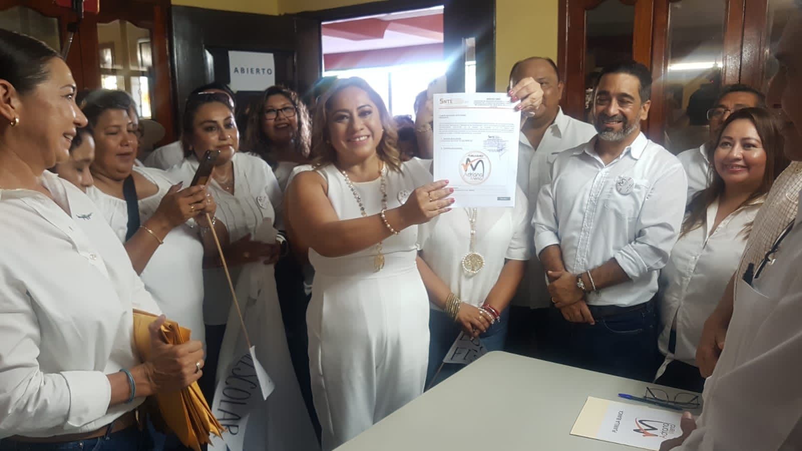 Adriana Mena busca encabezar la Sección 33 del SNTE en Yucatán