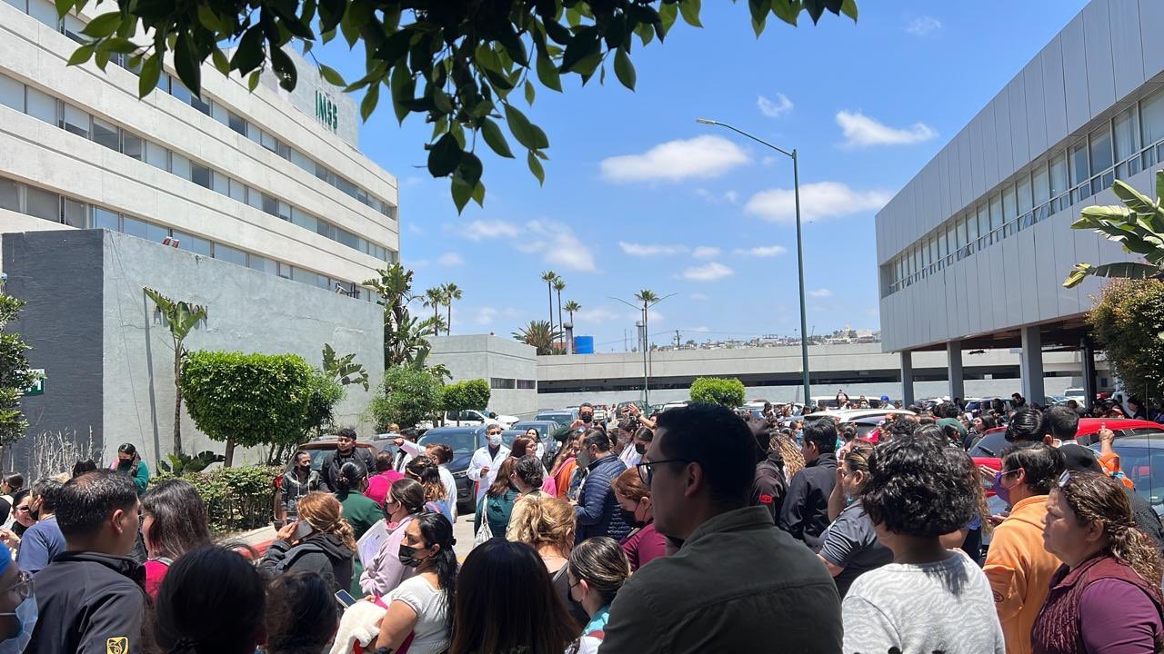 Por amenaza de bomba, evacuan a 450 personas en una clínica del IMSS en Tijuana