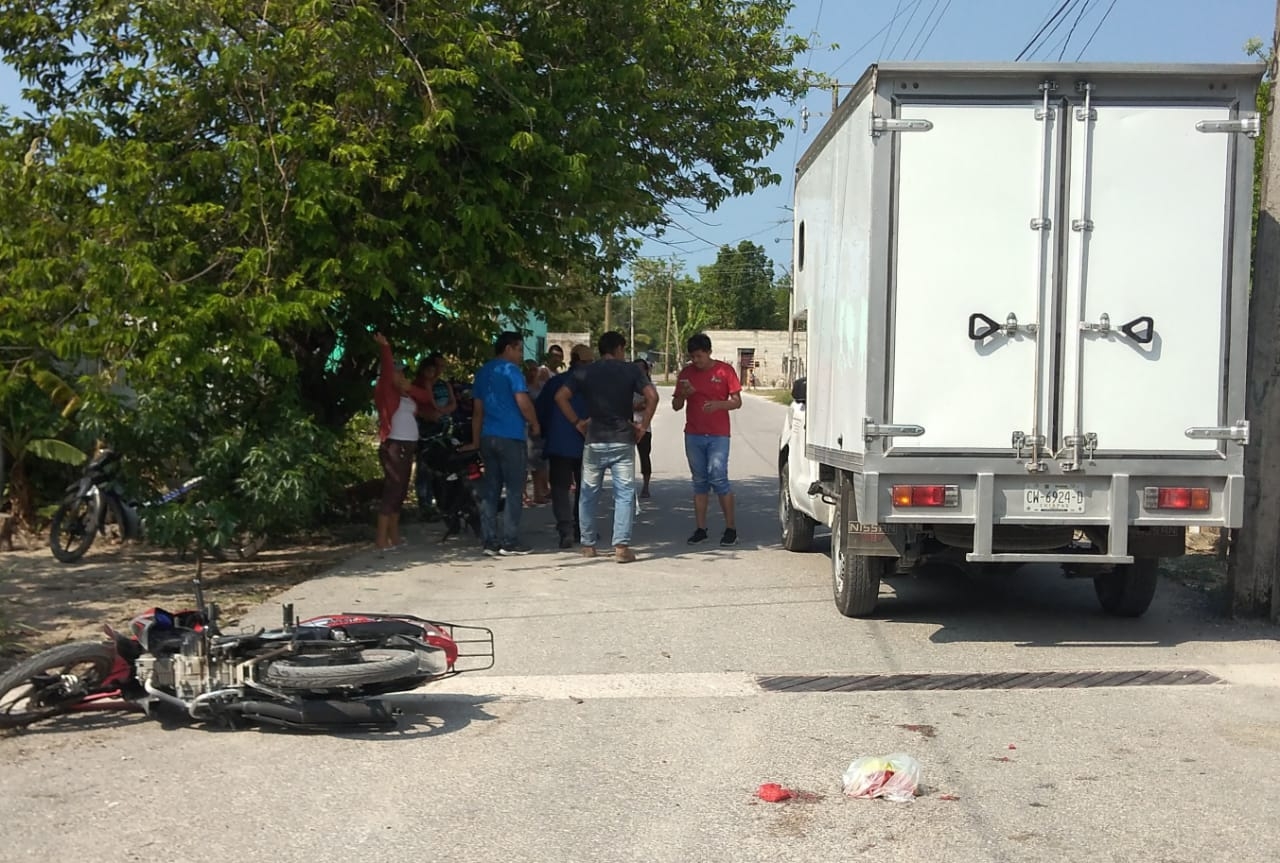 Mujer se fractura el cráneo tras chocar contra una camioneta en Sabancuy