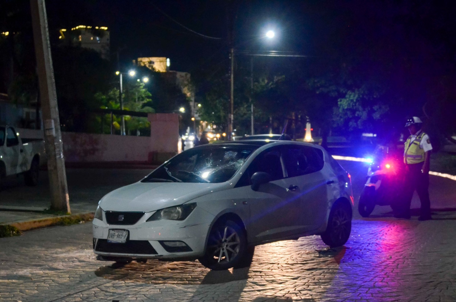 Pleito entre conductores termina con un auto abandonado y roqueado en Cancún