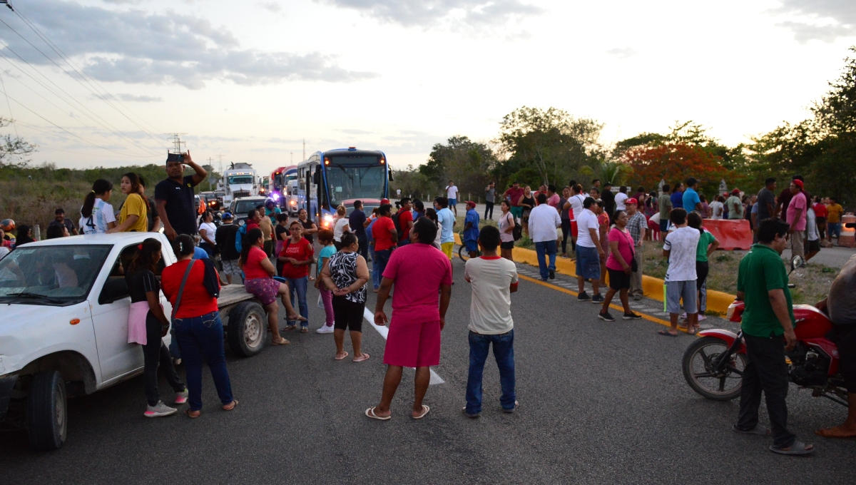 Pobladores de tres comunidades bloquean vía Campeche-Mérida por más de cuatro horas