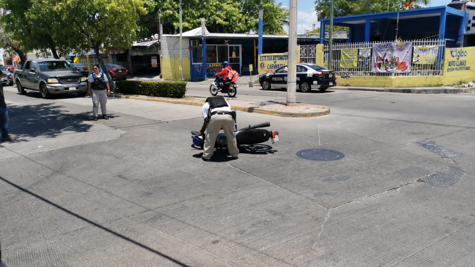 Conductor se pasa la señal de alto y atropella a un motociclista en Ciudad del Carmen